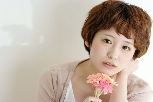 ショートカットのくせ毛の女性