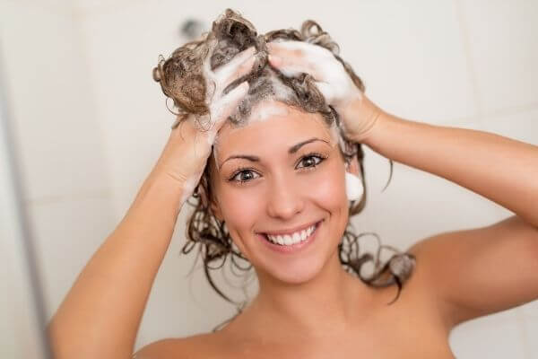 髪の毛を洗う女性