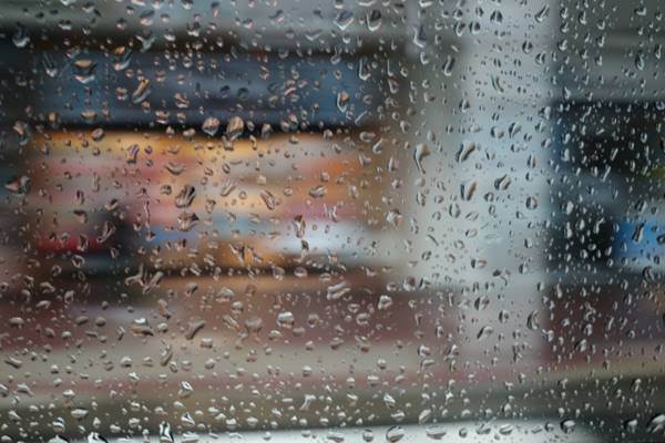 雨の日の窓ガラス